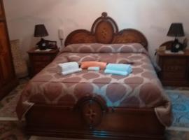 RENT ROOM JOE Via Dante 77 Solarino, bed and breakfast en Solarino