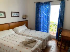Apartamento en Playa Santo Tomas 1-5, hotel para famílias em Es Migjorn Gran