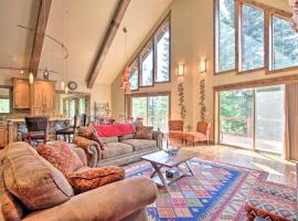 Secluded Luxury Mtn Getaway Near Crescent Lake!, cabaña o casa de campo en Odell Lake