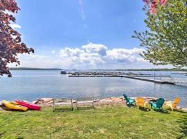 Lake Champlain Home with Decks, Kayaks and Fire Pit!, Hotel mit Parkplatz in Saint Albans Bay