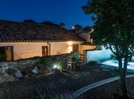 Casa De Los Cuadros, guest house in Villaluenga del Rosario