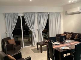 Cozy 2 bedrooms apartment in complex with swimming pools and beautiful view, ξενοδοχείο σε Paphos