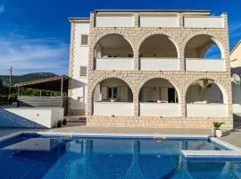 Villa Relax - beautiful Apartment with heated saltwater pool & jacuzzi