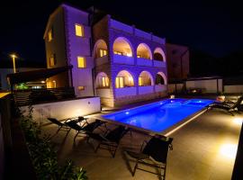 Villa Relax - beautiful Apartment with heated saltwater pool & jacuzzi, hotel with jacuzzis in Kaštela