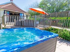 Streamways Nr Croyde - Large country cottage with valley views, Hot Tub option and private garden cabin, sleeps 12-16, hotel with jacuzzis in Croyde
