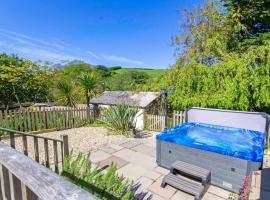 Streamways Nr Croyde - Large country cottage with valley views, Hot Tub option and private garden cabin, sleeps 12-16, hotel di Croyde