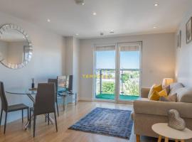 LONDON IN 15 MINS! STYLISH APARTMENT NEAR HEATHROW, hotel in Slough