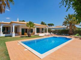 Villa Celia by Villa Plus, hotell sihtkohas Olhos de Água