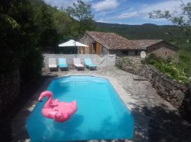 Maison de charme 3 étoiles dans les Cévennes avec terrasse et piscine privée, hotel cu parcare din Cros