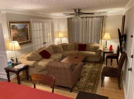 Spacious 3 Bedroom 2 bath Condo close to Five-points in Athens, hotel in Athens