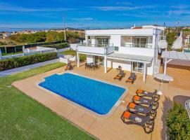 Villa Pianda by Villa Plus, hotel in Almancil