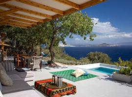 My Old Stone House in a 2 000 sqm private garden with Fab Glamping Tent, hotel v destinaci Mandrákion