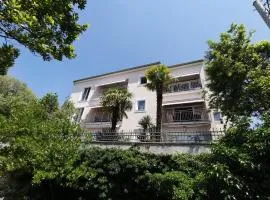 VILLA SARA apartments 50 m from the beach, with balcony, AC, private parking