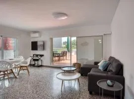 Albatros Apartament per 5 persones en ple centre amb gran terrassa i aparcament a 5 minuts de la Platja Gran