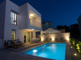 Luxury Villa Teuta with Heated Pool, viešbutis mieste Zaton