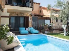 Dandy Villas Nea Roda - Melodic Waves - Private - Pool - Parking - Cellar