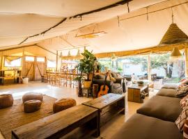 Surfana Camp Bloemendaal Hostel, hotel v destinaci Overveen