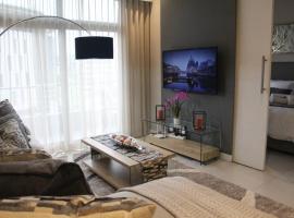 Furnished, 1-bedroom, luxury apartment in Menlyn Maine, hotel cerca de Centro comercial Menlyn Park, Pretoria