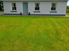 Katy Kellys Countryside Self Catering Cottage, hotel i Roscommon