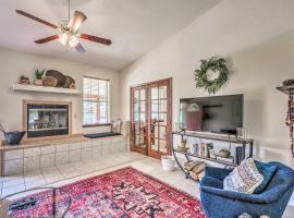 Charming Cloudcroft Cabin with Deck and Mtn Views, hotel in Cloudcroft