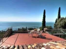 Villa in the green, extraordinary silent position, great lake view