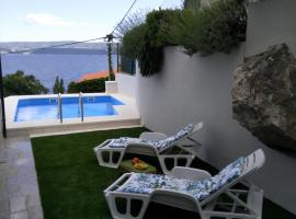 Private Pool and Sea View Apartment, hotell i Omi&scaron;