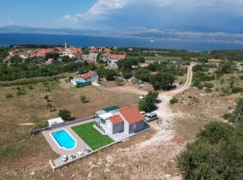 Nane Garden house with pool, holiday home in Mirce