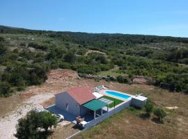 Nane Garden house with heated pool, hotel v destinaci Mirce