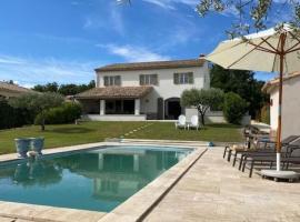 Lush Holiday Home with Private Pool, Cottage in Pougnadoresse