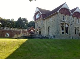 Country Manor House with indoor pool and hot tub, feriebolig i Rochester
