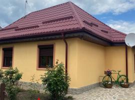 Casa de vacanta - Ograda cu flori, жилье для отдыха в городе Алмаш