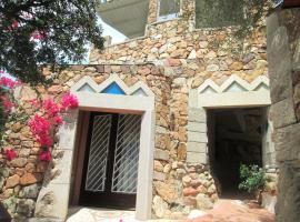 Sardinia Yellow House: Solanas'ta bir otel