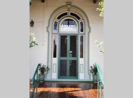 Anglesey House Iconic Forbes CBD Heritage Home, familiehotel in Forbes