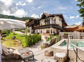 CHALET ELISABETH DOLOMITES ALPIN & CHARMe, hotel a Selva di Val Gardena