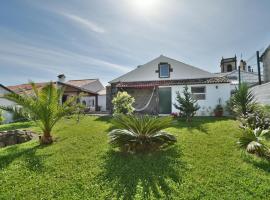Charming green country house, casa vacacional en Laseira