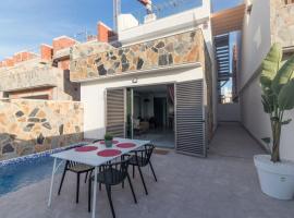 LUXURY 3 BED, 2 BATH DETACHED VILLA, PRIME LOCATION, ONLY 400 MTRS TO THE BEACH, hotel in Los Alcázares