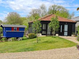 Inviting 2 bedroom barn conversion rural Norfolk, hótel með bílastæði í Loddon