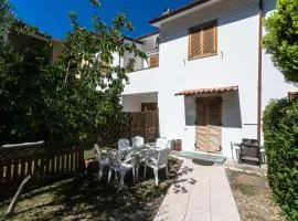 N039 - Numana, villa con giardino a due passi dal mare