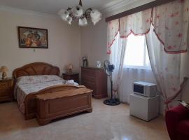 Private room, alojamento para férias em Qormi