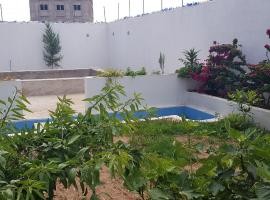 prive kamer met tuin en zwembad, hôtel à Nador