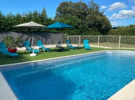 GITE LAVANDE avec piscine privée CLASSÉ 4 Étoiles: Lagorce şehrinde bir otel