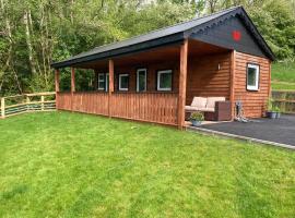 Kabin in the woods, hotel near Carreg Cennen Castle, Llandybie