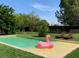 Le Patio, chambres d hôtes pour adultes en Camargue, possibilité de naturisme à la piscine, – tani hotel w mieście Aimargues