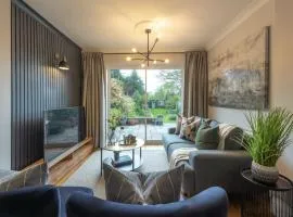 Large Luxury Solihull 5 Bedroom House - The Residence - Close to NEC - Sleeps 9