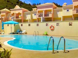 Oceanview Duplex shared Pool & Beach Sesimbra, casa o chalet en Sesimbra