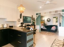 NOMAD - Luxe apartment, hotel near Flames of the Forest, Port Douglas