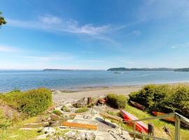 Private Beach - Port Ludlow Beach Cottage on Puget Sound、Port Ludlowのホテル