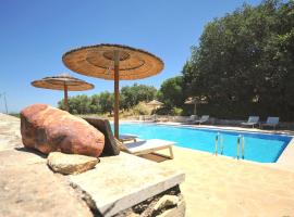 Room in Guest room - Traditional Hotel for Relaxation and Rejuvenation - close to Chania, hótel í Áno Voúvai