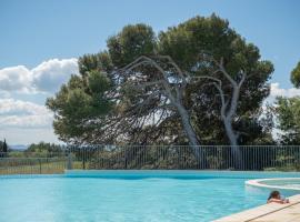 Les Pins, Provence Country Club, hotel na may parking sa Saumane-de-Vaucluse
