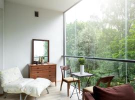 Spacious apartment with cozy balcony by URBAN RENT, hotel blizu znamenitosti Antakalnis Cemetery in Vilnius, Viljnjus